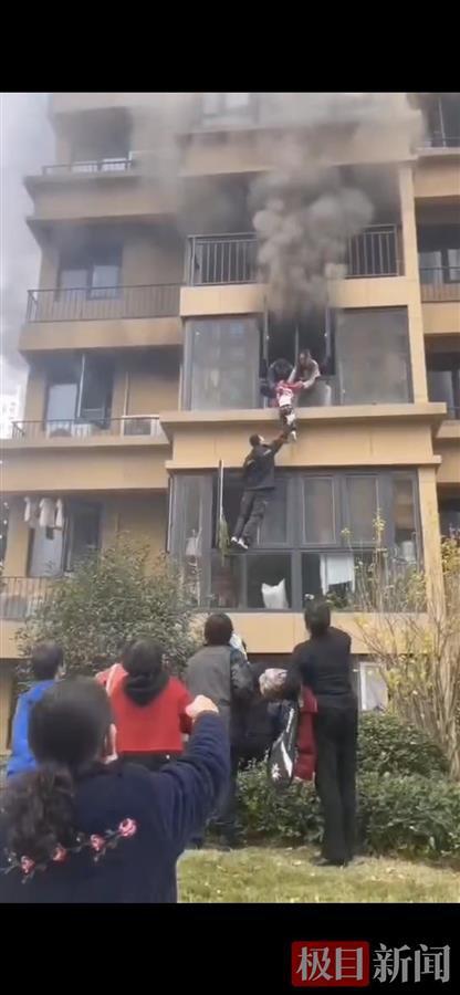 武汉一居民家中失火，快递小哥徒手爬楼将一家三口救下休闲区蓝鸢梦想 - Www.slyday.coM