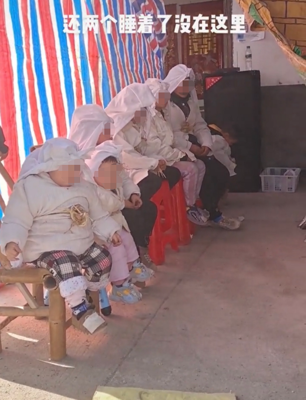 12月8日,孩子们参加葬礼悼念父母