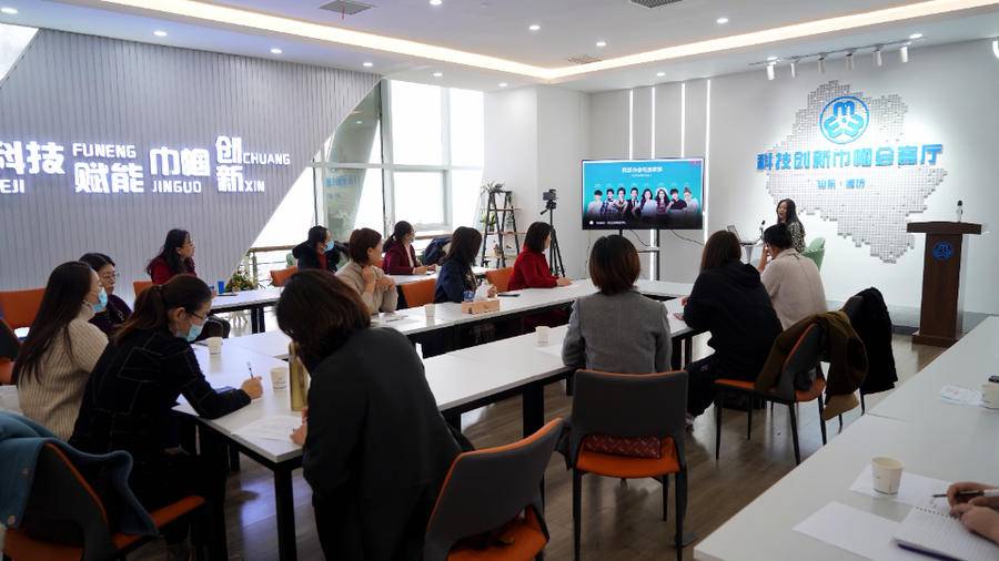 新电商时代 潍坊妇联邀专家为企业家详解发展密码(图4) 新电商时代 潍坊妇联邀专家为企业家详解发展密码(图4)