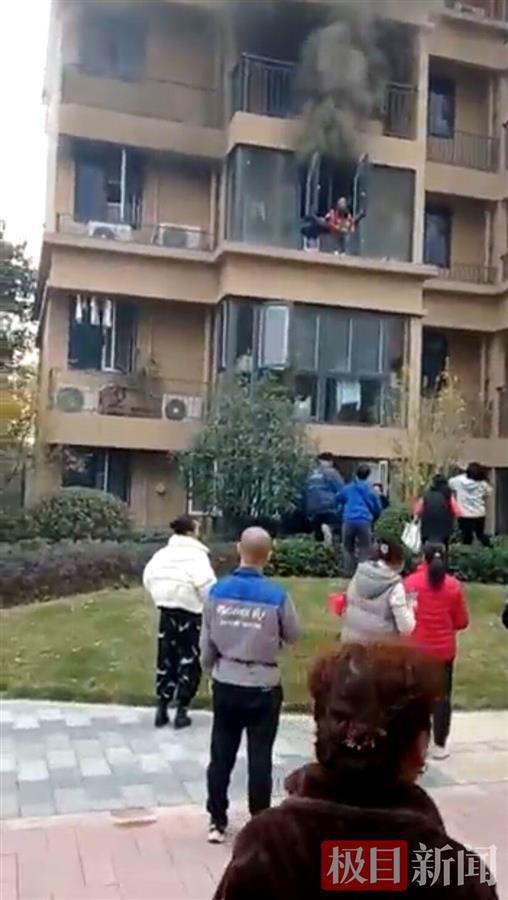 武汉一居民家中失火，快递小哥徒手爬楼将一家三口救下休闲区蓝鸢梦想 - Www.slyday.coM
