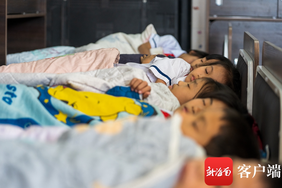 三亚水蛟小学加强学生睡眠管理 教室内设“午休床”秒变宿舍休闲区蓝鸢梦想 - Www.slyday.coM