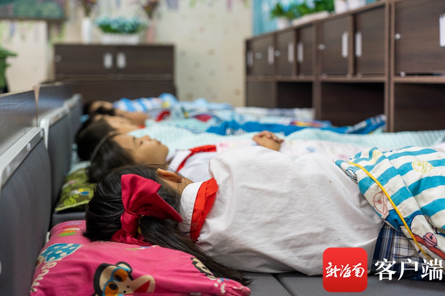 三亚水蛟小学加强学生睡眠管理 教室内设“午休床”秒变宿舍休闲区蓝鸢梦想 - Www.slyday.coM