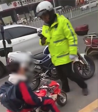 小学生骑摩托车上路被交警拦下，网友：真·教育从娃娃抓起