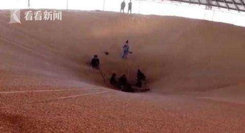 惊险！男子掉进20米高粮库被玉米碎埋压，消防4小时紧急营救休闲区蓝鸢梦想 - Www.slyday.coM