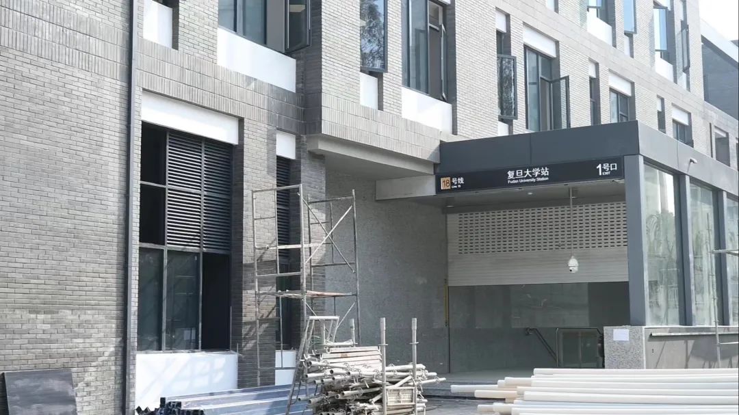 上海财经大学,同济大学等高校其中复旦大学站的1号出入口更是直接设置