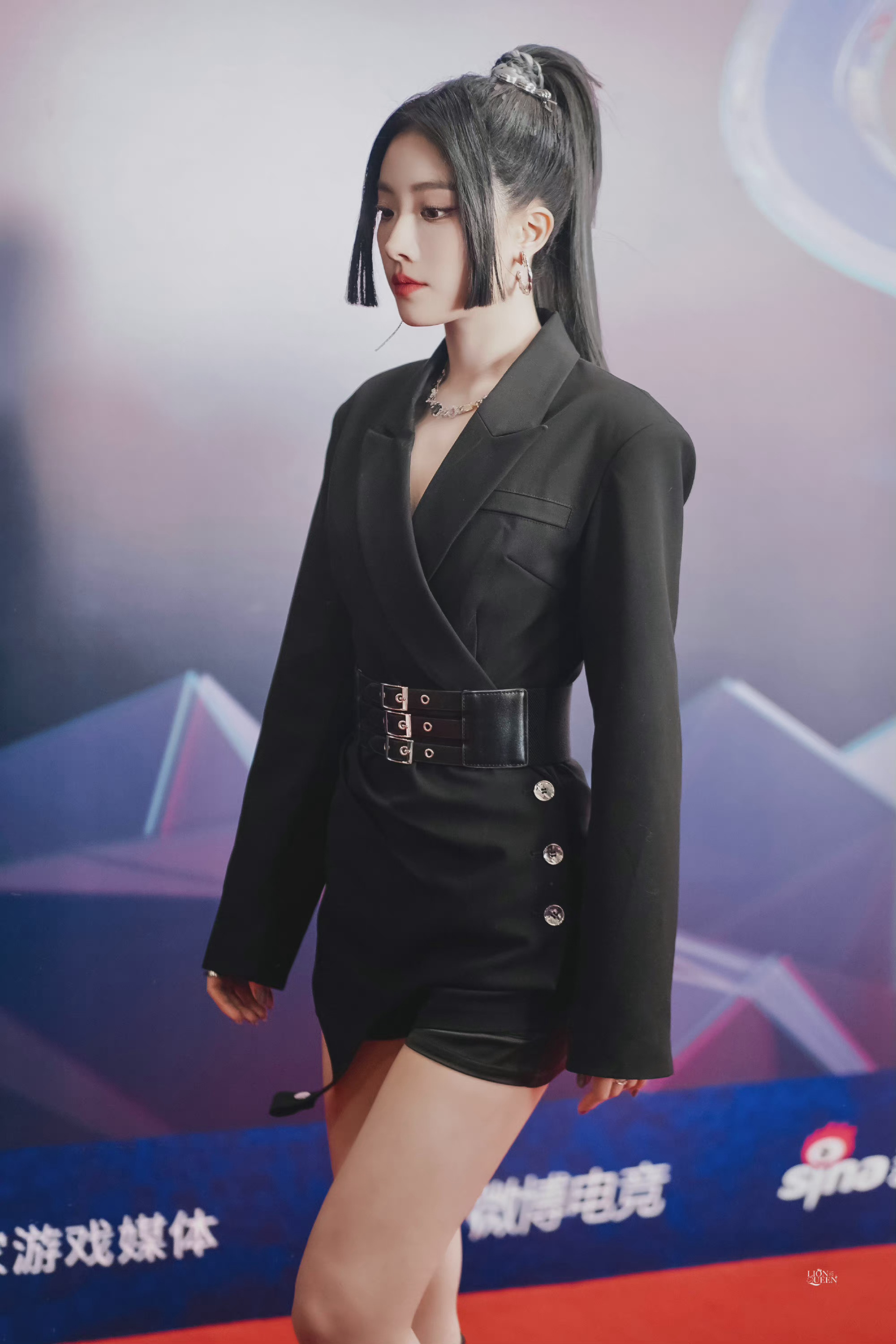 喻言电竞公益赛红毯饭拍图 黑色西装短裙 公主切造型……|短裙|公主
