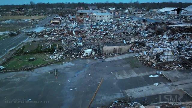 当地时间10日, ,多个城市遭受严重破坏