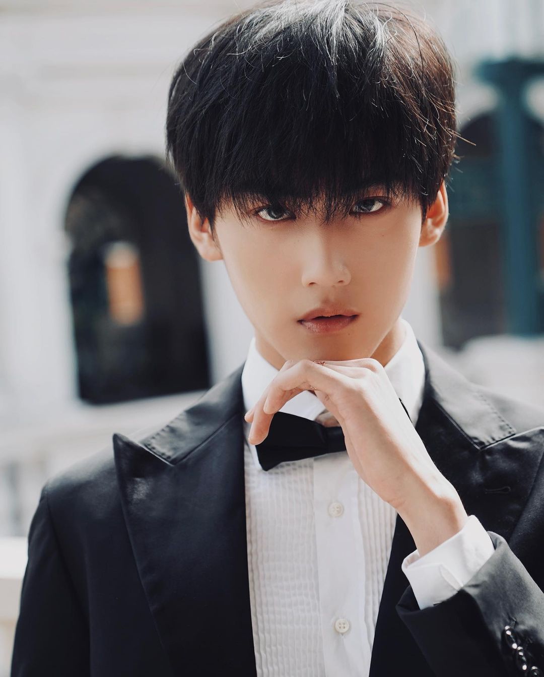 周柯宇ins营业顺毛西装周丹眼神温柔深情