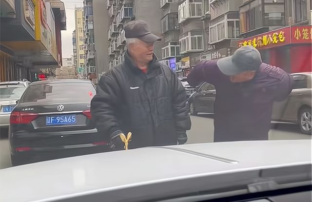 辽宁一女子开劳斯莱斯接娃，被2名大爷“打假”：这车是高仿的休闲区蓝鸢梦想 - Www.slyday.coM