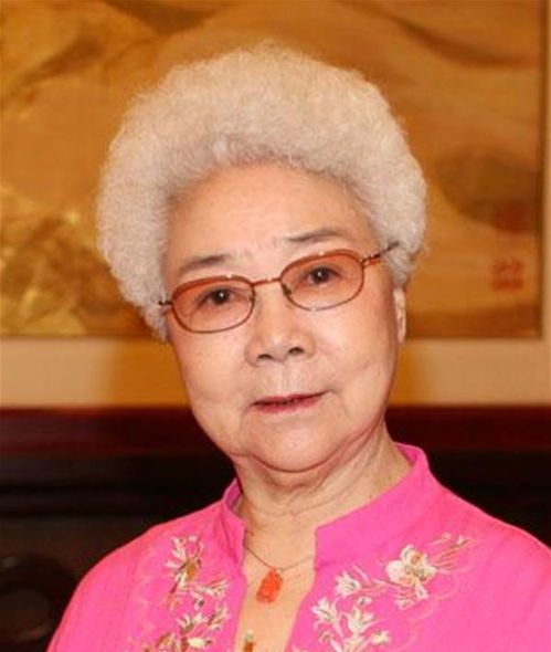 老戏骨田华现身北电93岁头发花白气场强丁程鑫跪地给她话筒