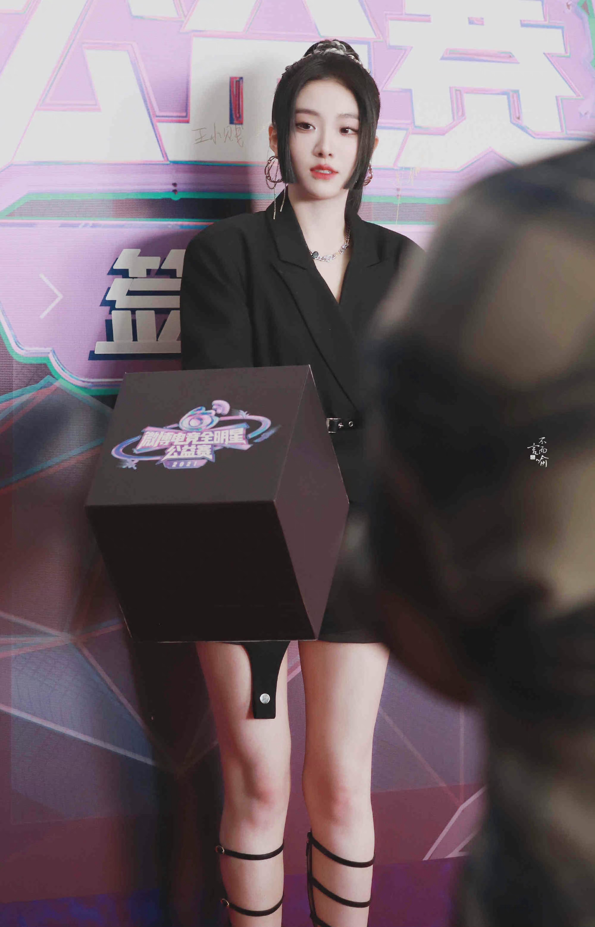 喻言今日活动造型 高马尾增加飒气,黑色收腰上衣77黑色皮短裤