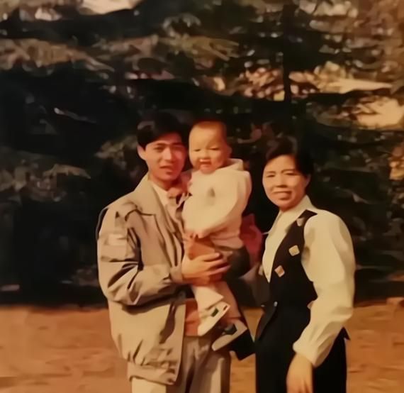 许敏晒姚策童年照片网友与姚威的童年不能比两人相差太多