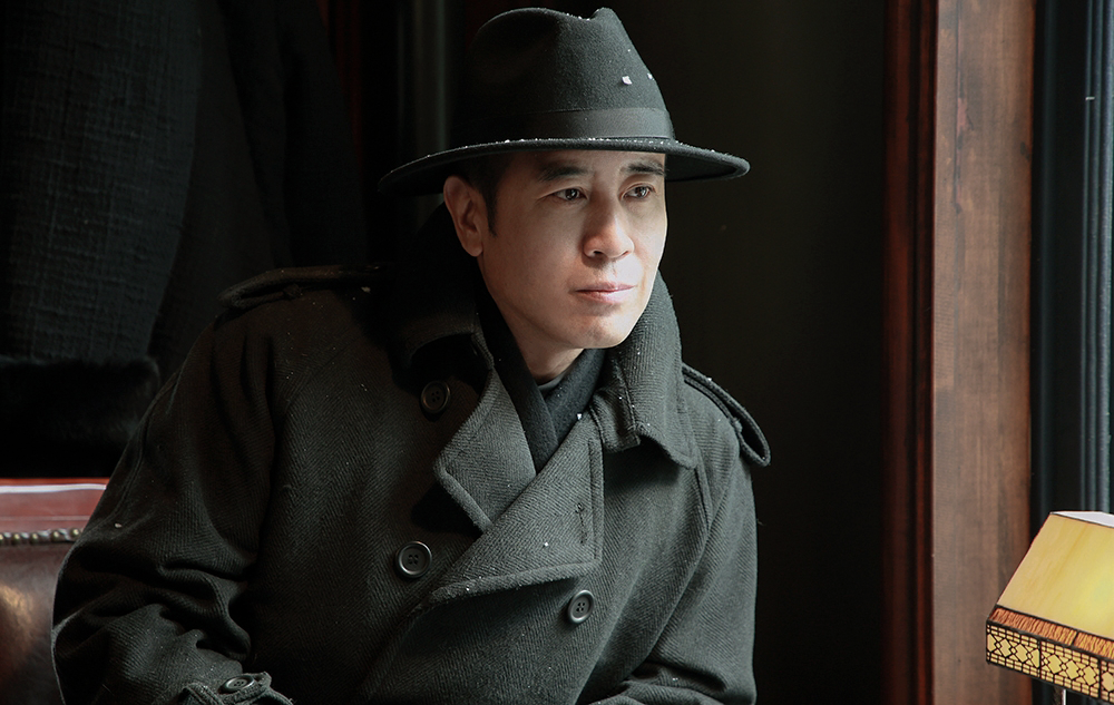 影片中周乙表面上是哈尔滨特务科股长,实际上却是我党安插在敌人内部