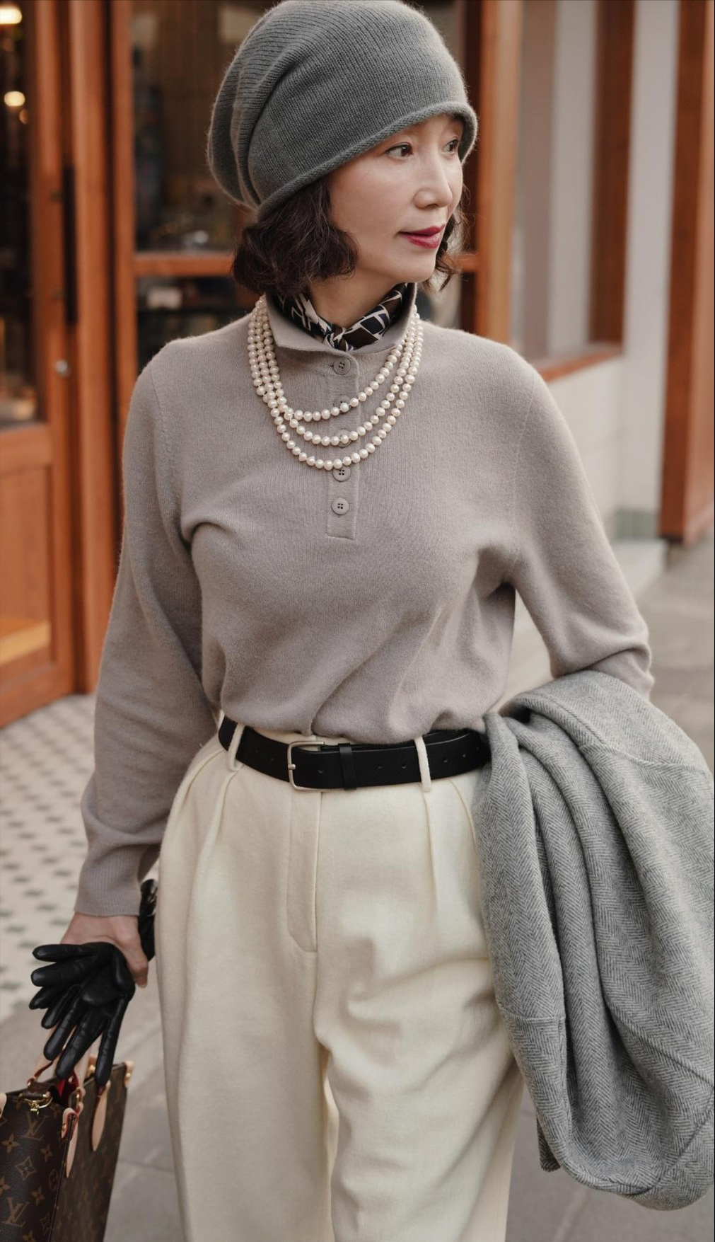 三木妈又出新街拍年过半百穿白裤子优雅气质戴着帽子也时尚