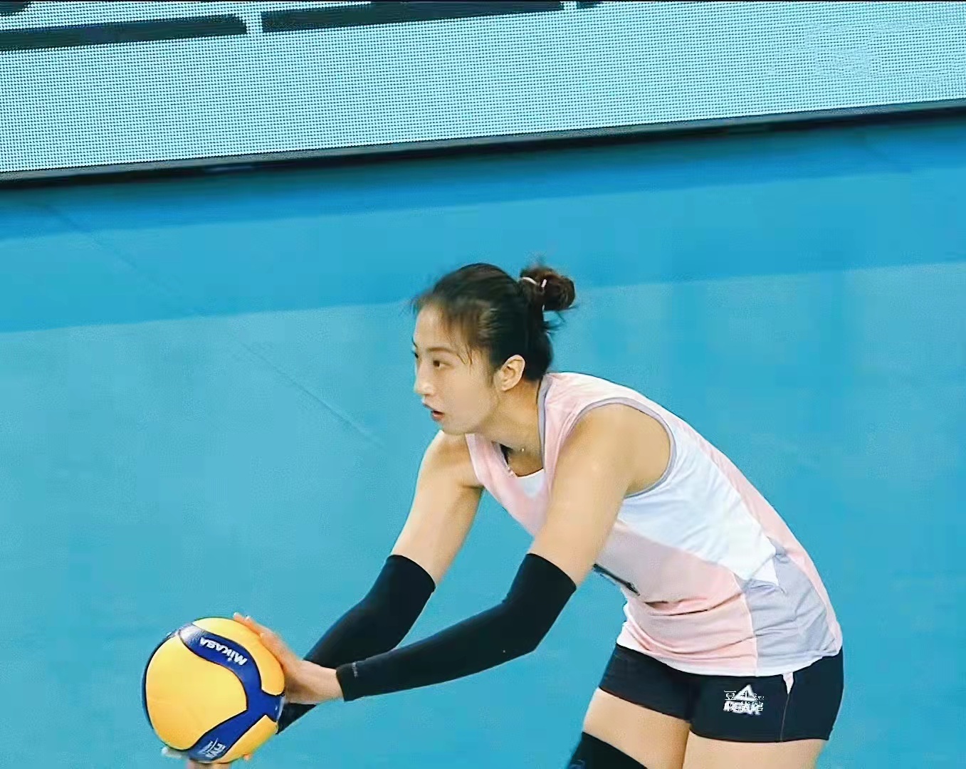 神反应丁霞用脚后跟救球31岁的暴力二传打球越来越精灵