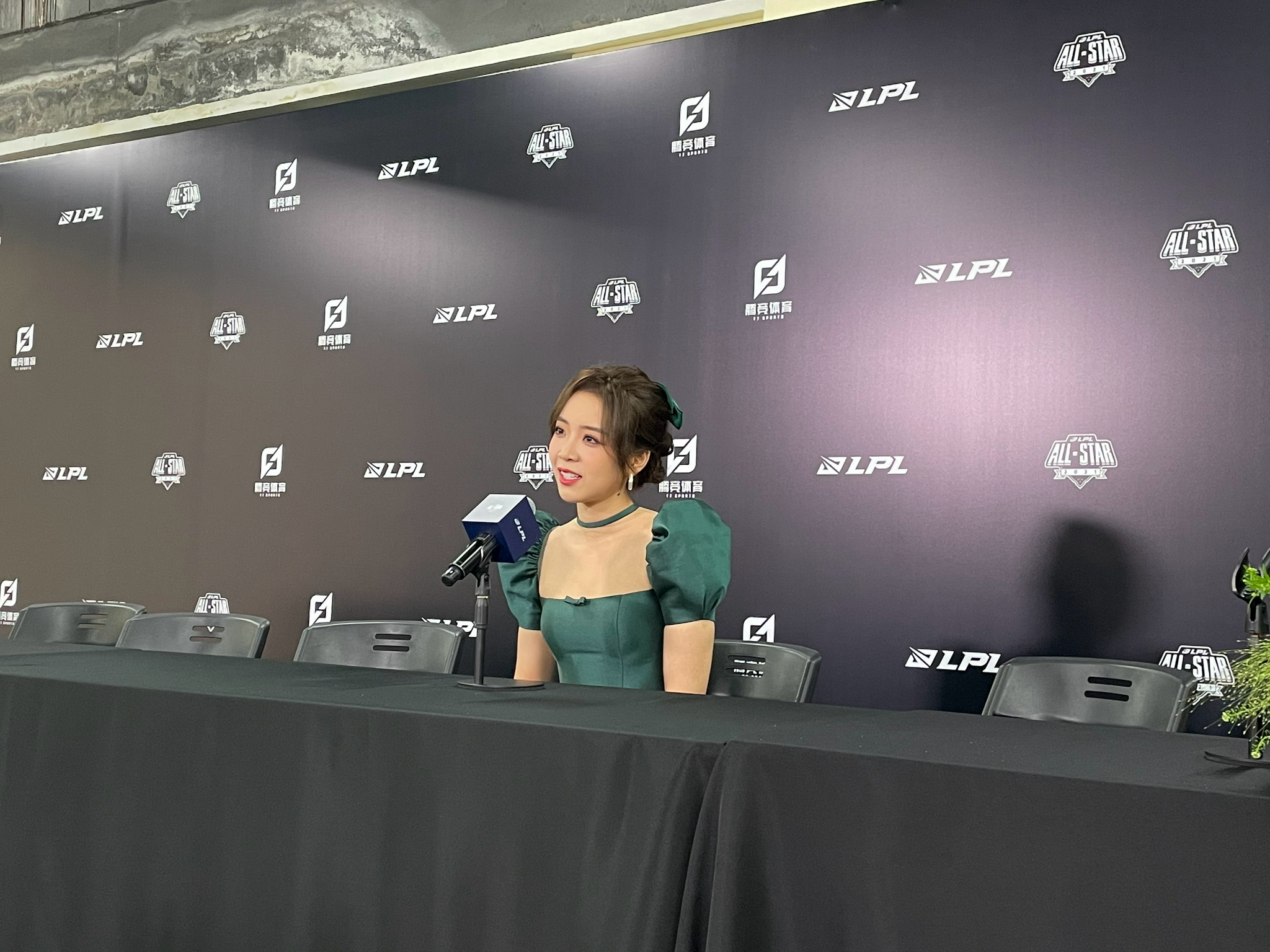 来接受采访的余霜yscandice今天是公主