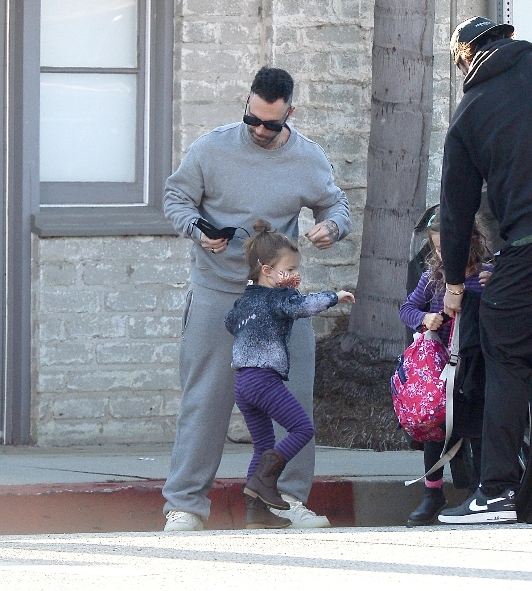 街拍|adam levine_新浪新闻