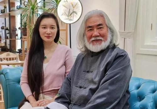 张纪中又来秀恩爱了，晒夫人视频称其为美少女，怒删网友恶评休闲区蓝鸢梦想 - Www.slyday.coM