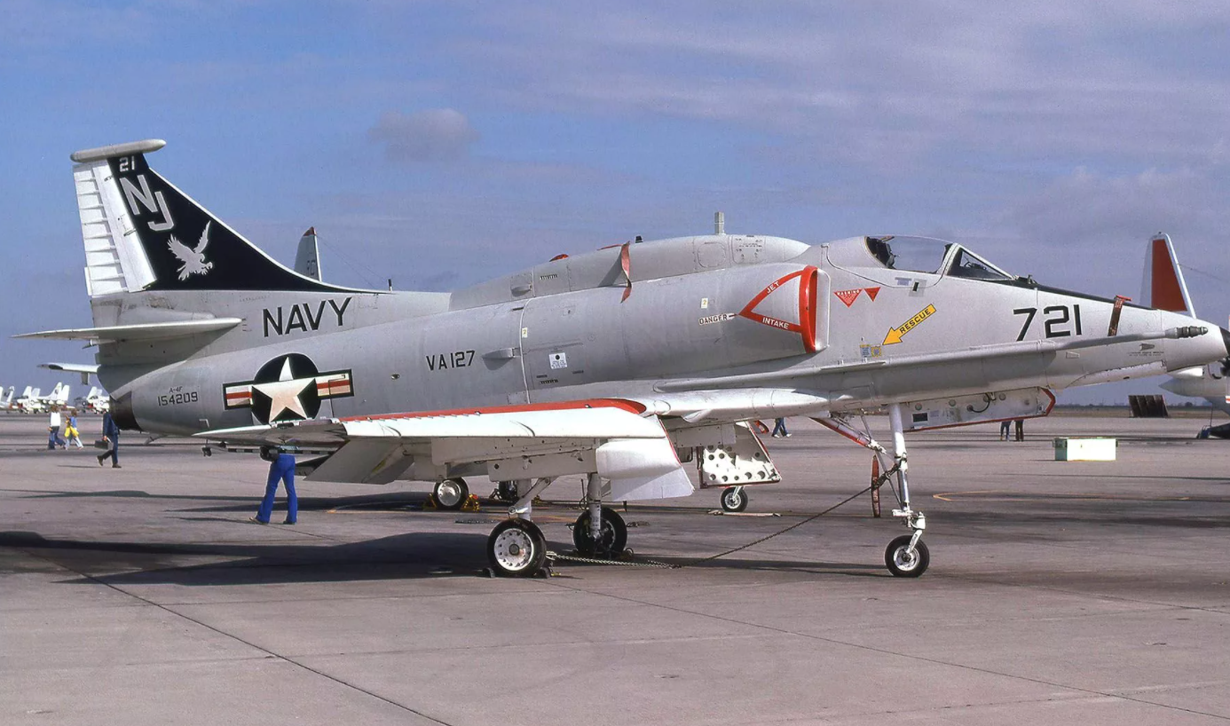 绰号天鹰a4攻击机个头虽小但性价比较高满足中小国家需求