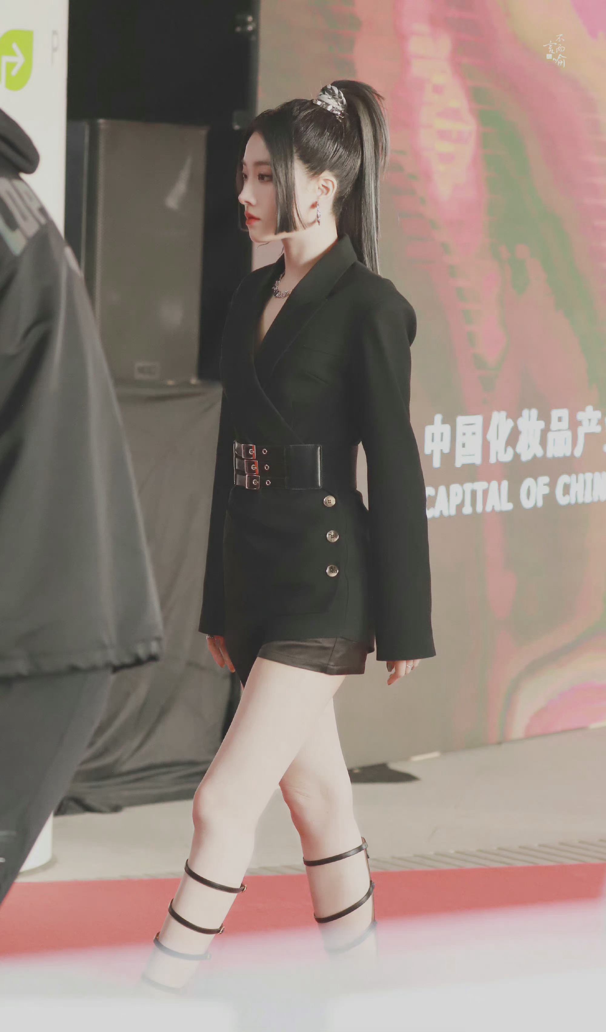 喻言今日活动造型 高马尾增加飒气,黑色收腰上衣77黑色皮短裤