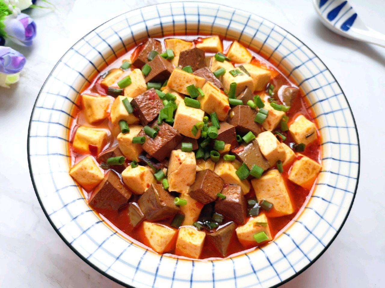 鸭血搭配豆腐,简单一炒就上桌,成本不到5块钱,比红烧肉过瘾|鸭血|豆腐