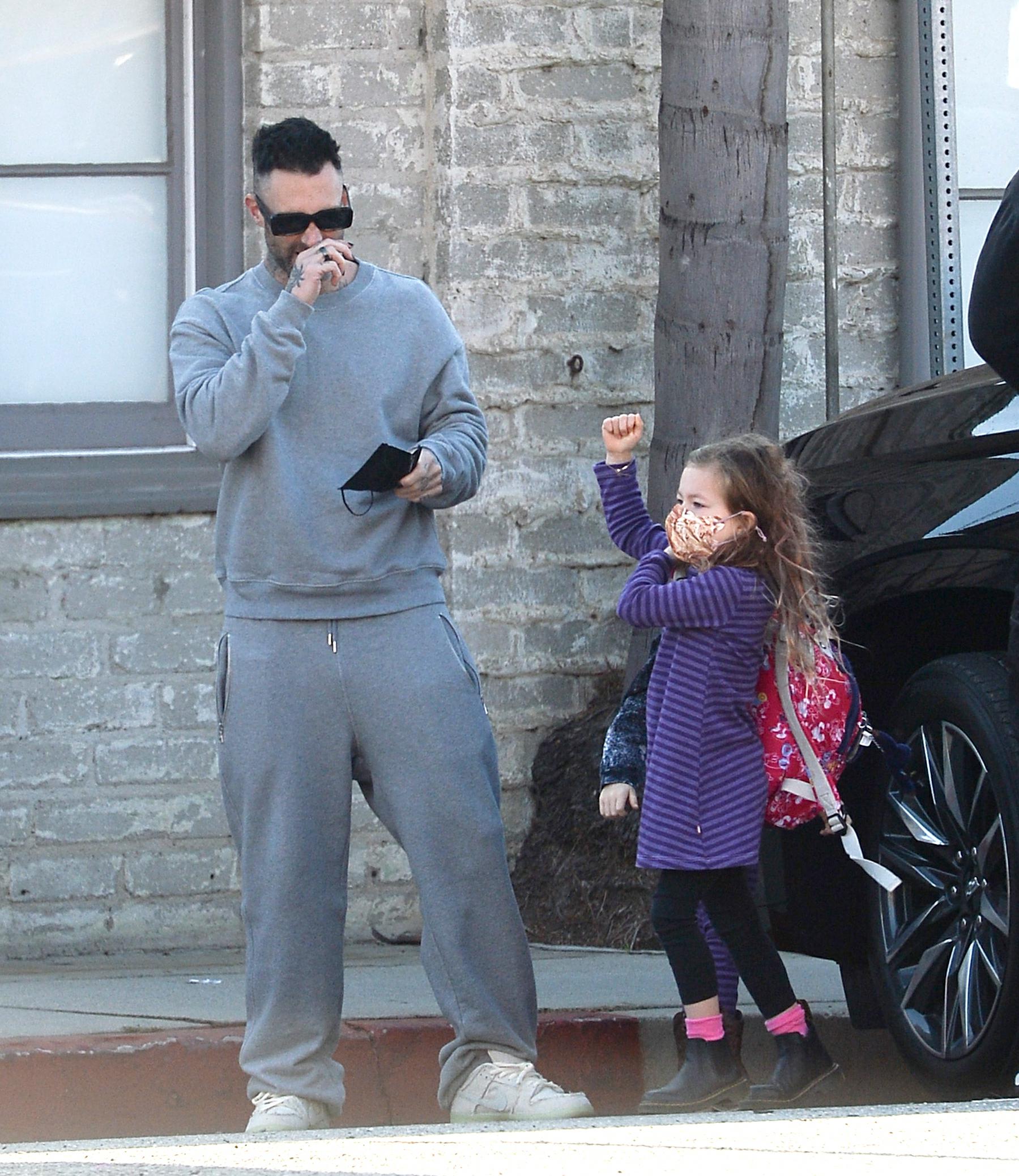 街拍|adam levine_新浪新闻