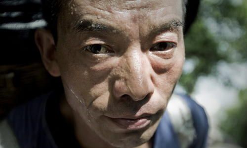 何天武华山独臂挑夫背100斤货物坚持十年只为家的信念