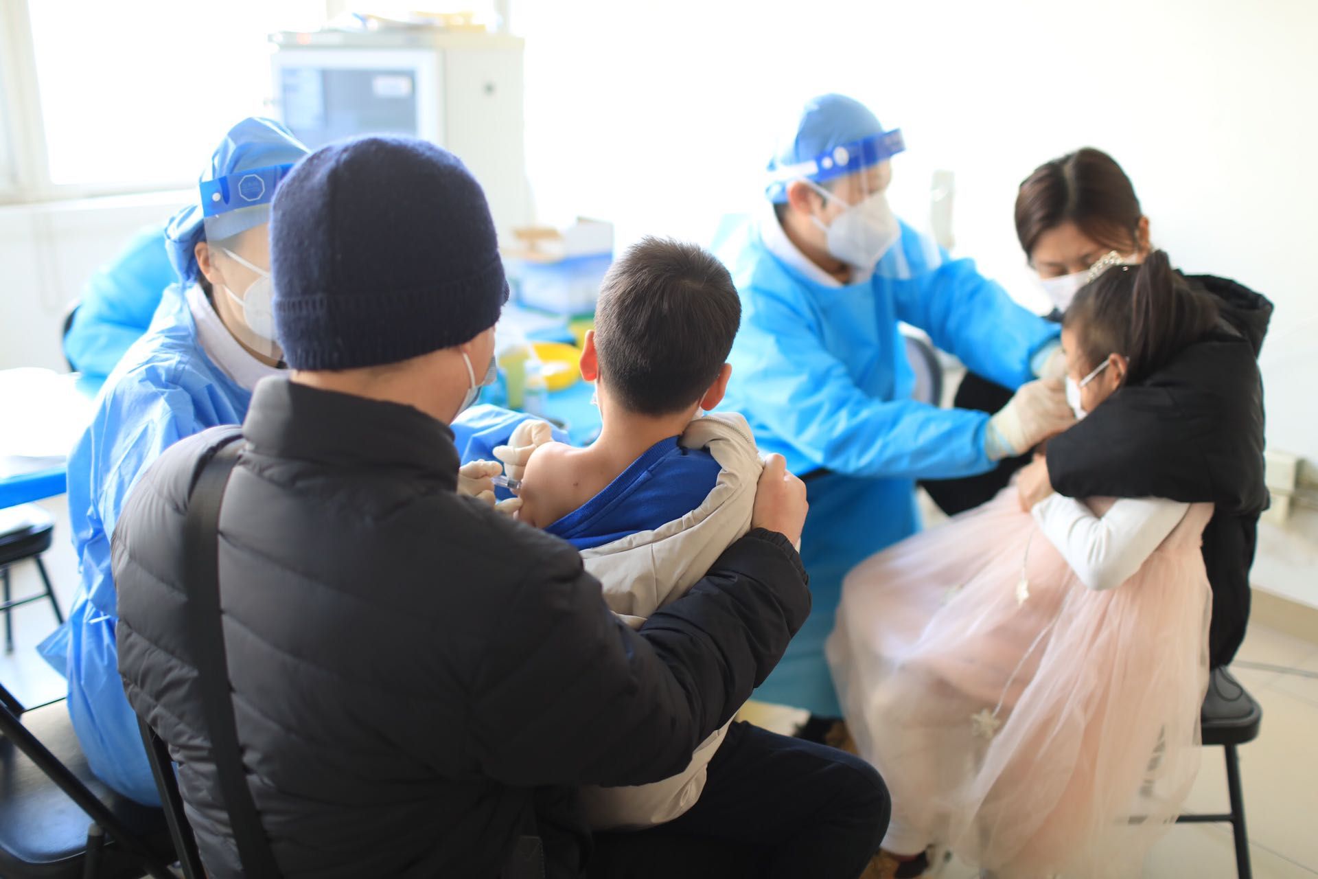 北京海淀开设儿童新冠疫苗接种专场萌娃获颁防疫小勇士证书