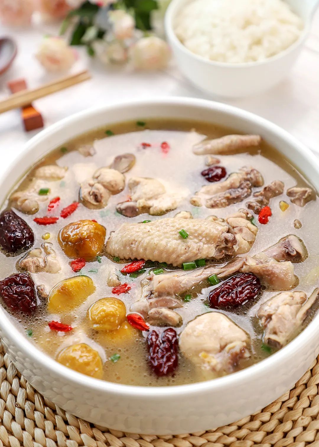 不管是孩子体弱,还是病后初愈,适量的喝鸡汤都是很有好处的,特别最近