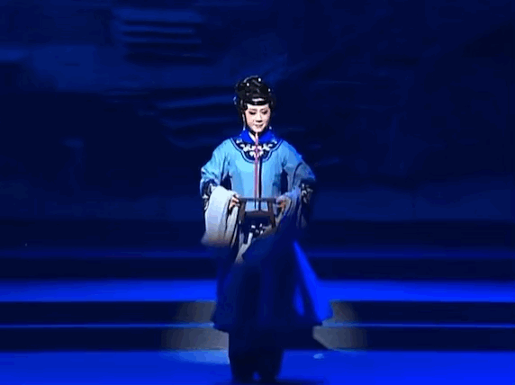 篱下,受委屈长大;又因暗恋甘国宝未能如愿而扭曲心灵……当灾难降临时