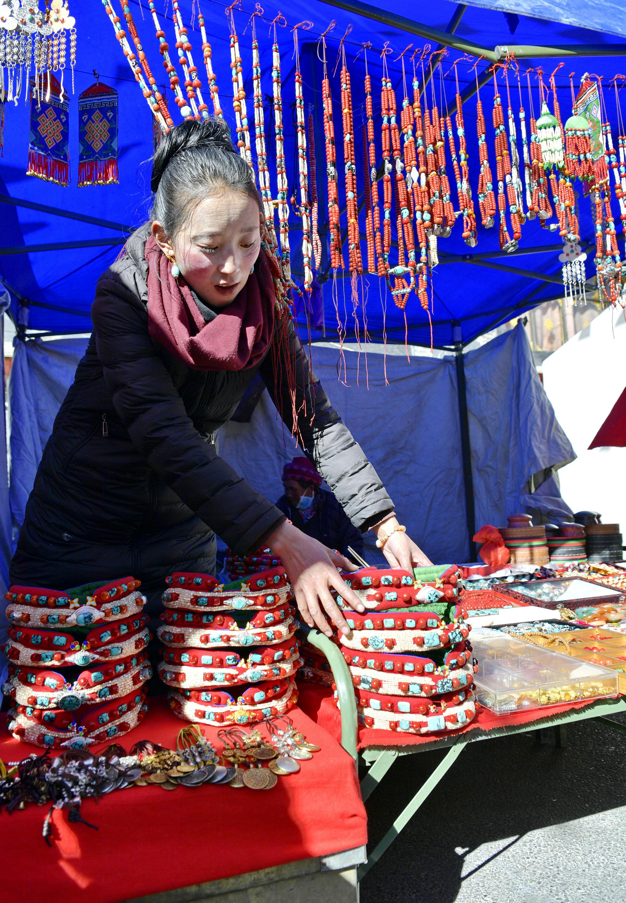 西藏康马县举办冬季物资交流会