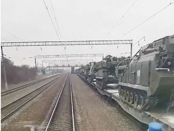 俄罗斯通过铁路运送防空导弹。