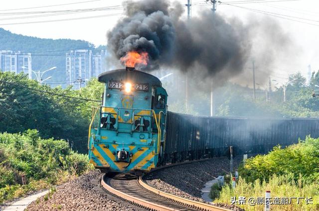 本厂长绘制的nd5型内燃机车素体三视图事故简介:1993年4月30日清晨