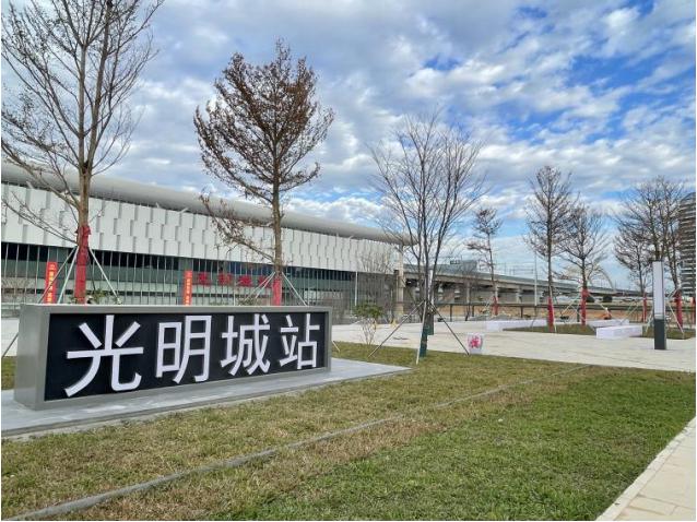 赣深高铁开通带岛式公园的光明城站东广场同日投入使用