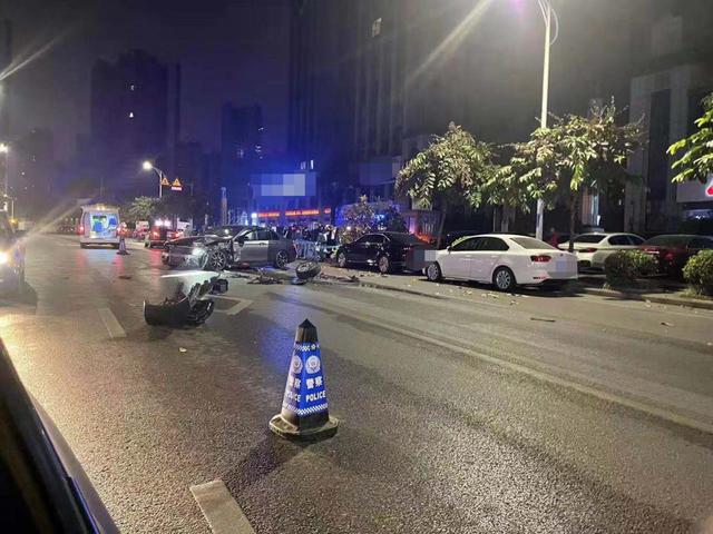 南宁一小区附近发生车祸路边小车被撞飞上人行道车轮掉落
