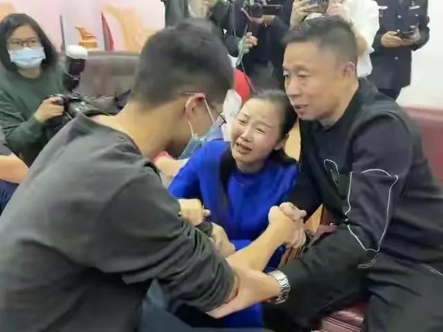 孙卓姐姐再发声：我月底回国想教弟弟英语，被父亲号啕大哭吓到了休闲区蓝鸢梦想 - Www.slyday.coM