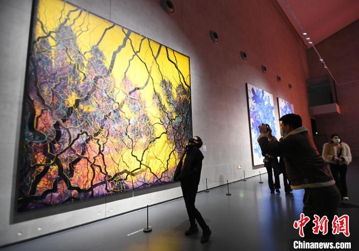 2021成都双年展吸引民众观展