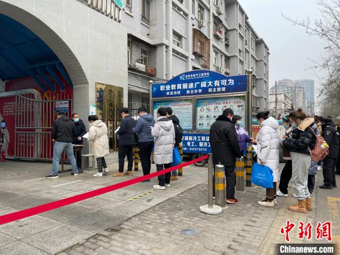 资料图：北京一考点外，考生正在排队进入考场。 任靖 摄