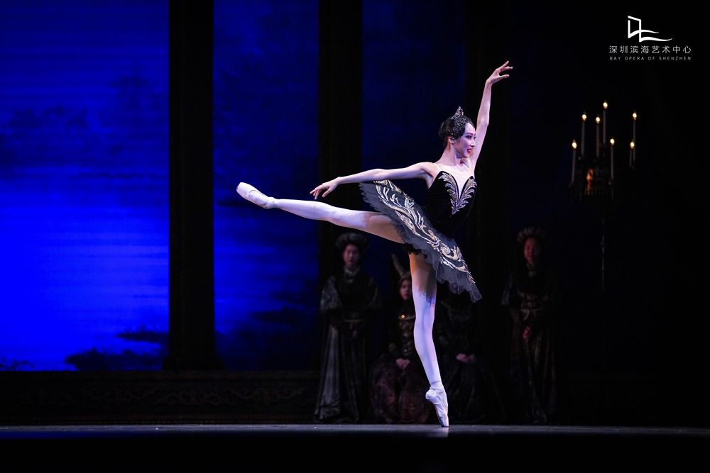 芭蕾舞团《天鹅湖》在深圳滨海艺术中心首演,图为赵欣悦饰演的黑天鹅