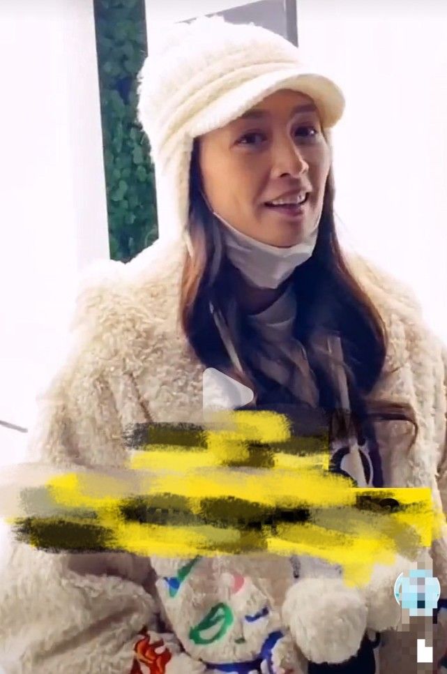 张庭素颜秃眉发腮明显美颜后也是老阿姨但还是比普通人漂亮