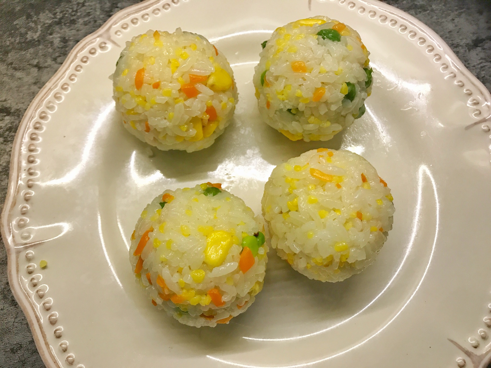 剩米饭大改造做成美味的饭团10分钟就上桌味道很不错