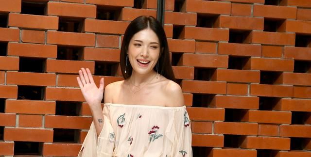 邱泽为什么会选择二婚女许玮甯?关键是她背后的资源和颜值休闲区蓝鸢梦想 - Www.slyday.coM