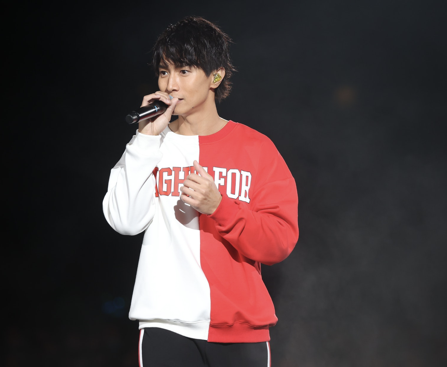 陈柏宇演唱会讲述坎坷童年几度哽咽泪洒舞台黎明惊喜现身鼓励