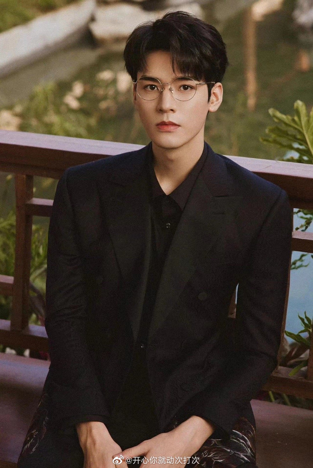 戴上金丝边眼镜气质立马不一样了哎!|眼镜|龚俊_新浪新闻