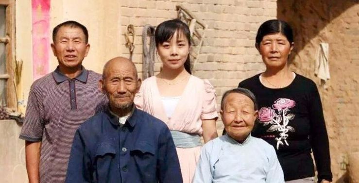 她是国家一级演员,为何放弃城市回农村种田?如今放牛种田成日常休闲区蓝鸢梦想 - Www.slyday.coM