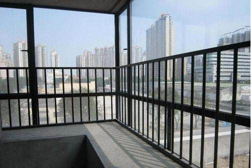 阳台封了包进客厅护栏要不要拆掉看完邻居做好后我哭了