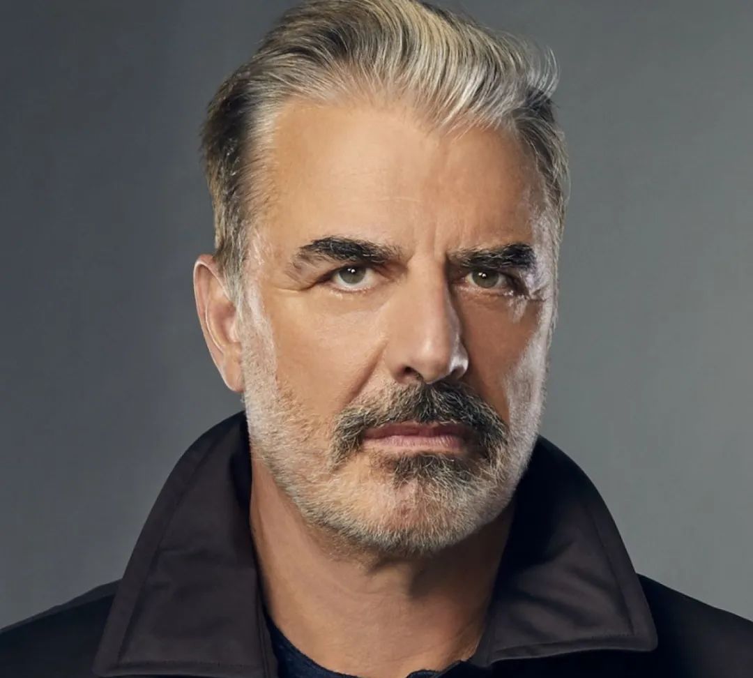 这个其实是剧情里的人物死了,演员本身67岁的chris noth(克里斯·诺斯