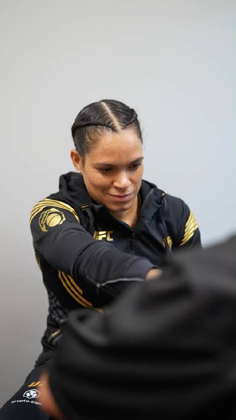 母狮努涅斯准备狩猎