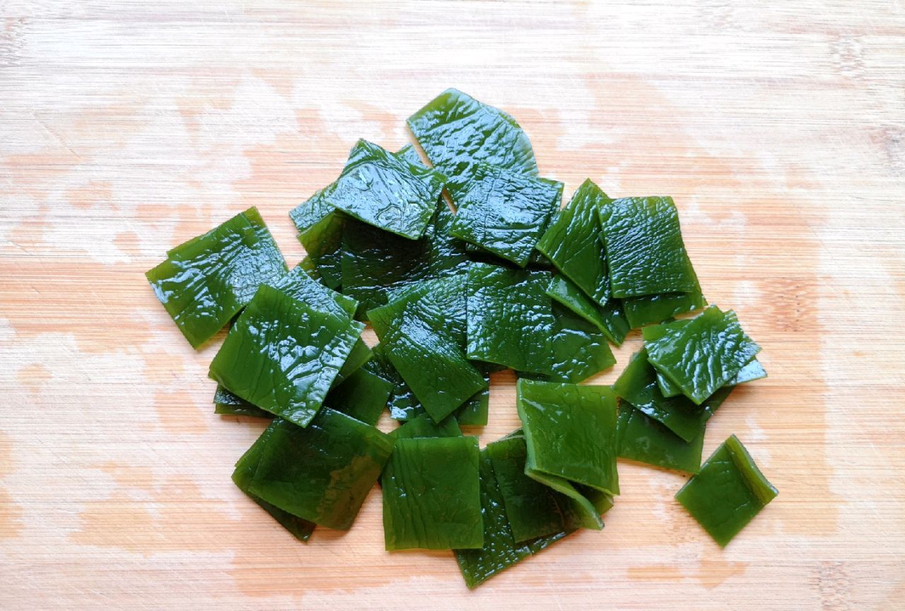 5,将切好的海带块放入锅中快速翻炒均匀.6,然后加入水烧开.