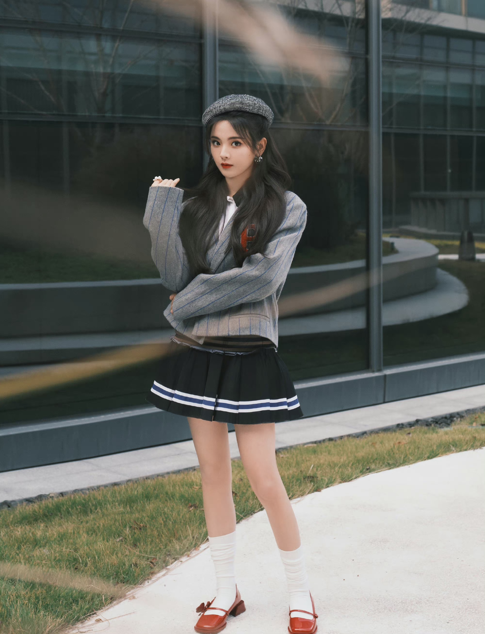 杨超越出席活动,学院风西装造型,青春靓丽,学院风适配度满满